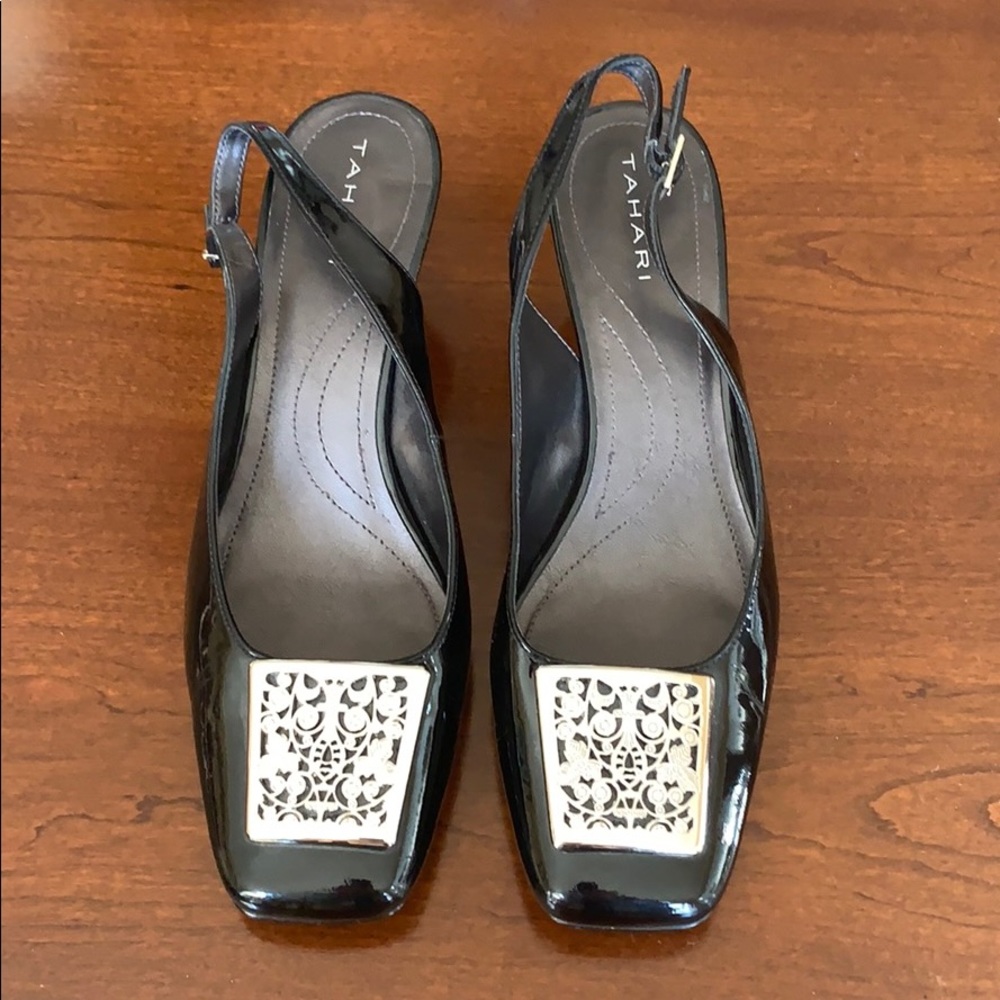 Patent leather slingback with silver embellishment